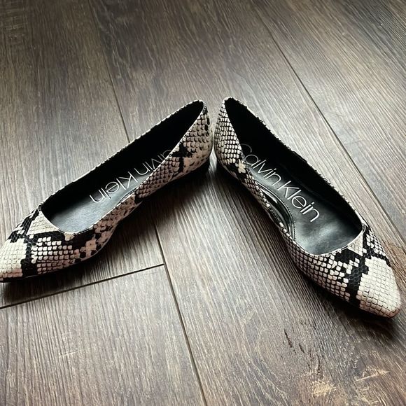 Calvin Klein Emerin Snake Print Flat - Picture 10 of 11